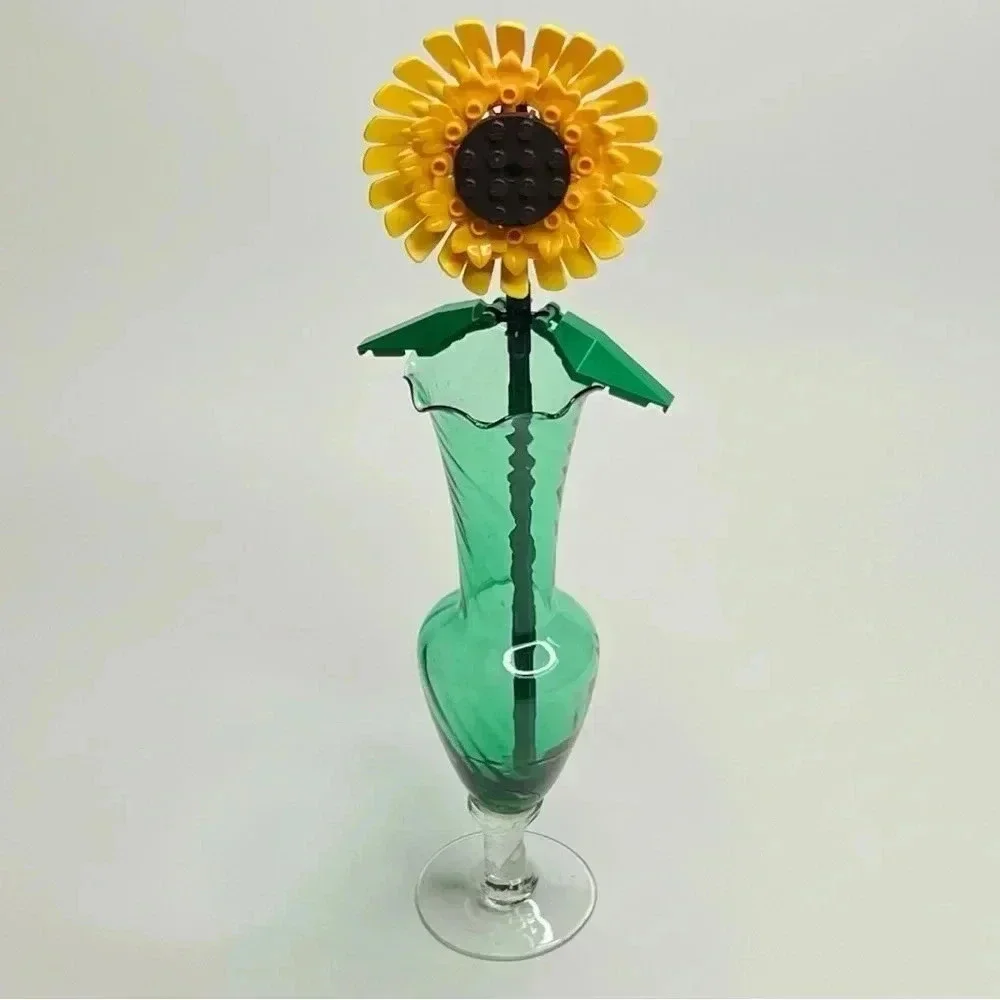 Vintage Art Deco Handblown Glass Green Twisted Scalloped Bud Vase 7.75